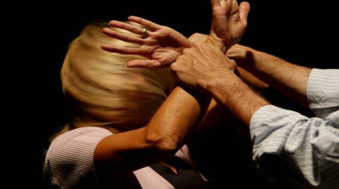 Senorbì, prende a calci e pugni in testa la moglie: denunciato