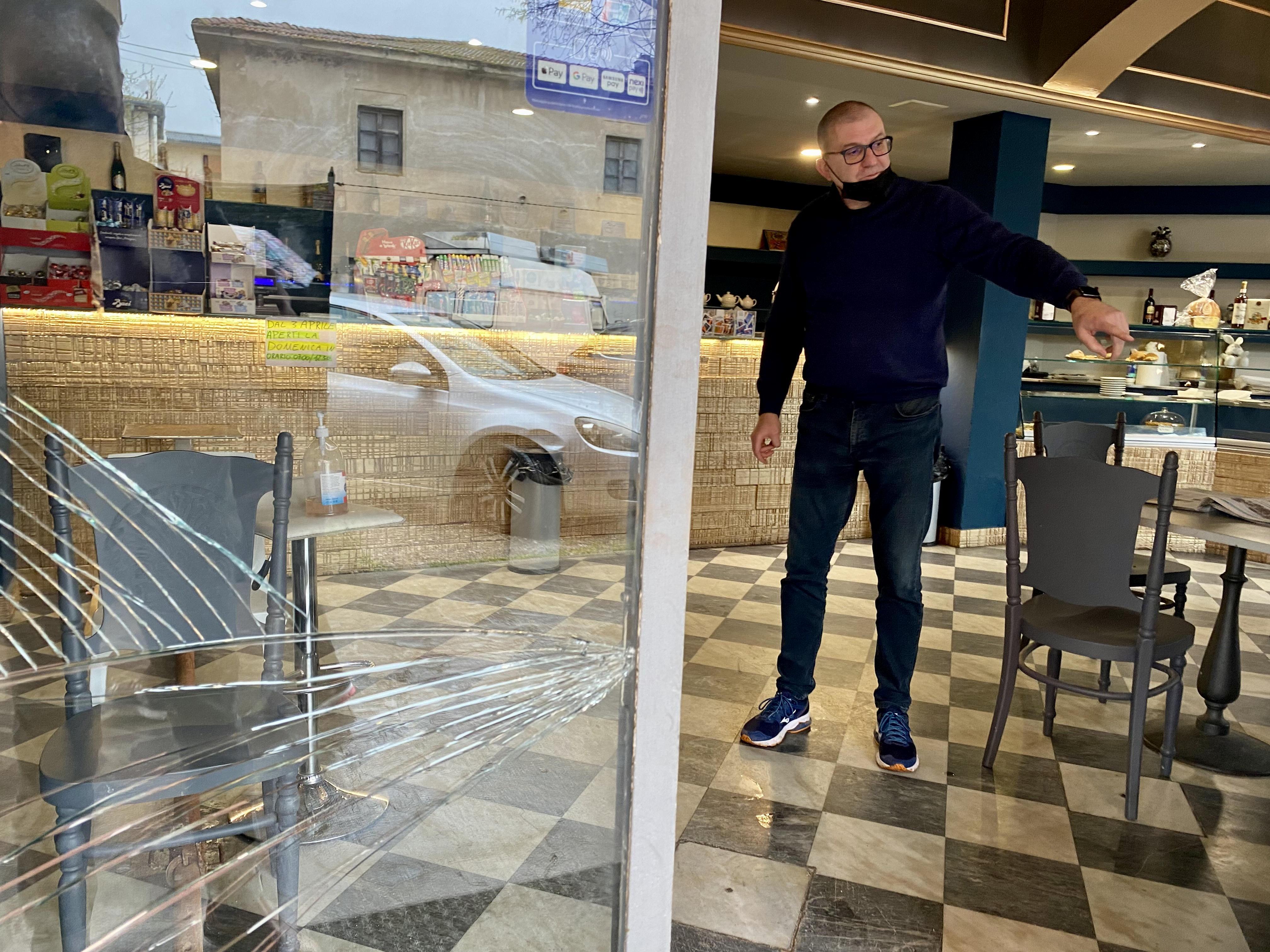Il proprietario dell’Oro Blu mostra i danni fatti dalle ladre entrate nel locale martedì sera