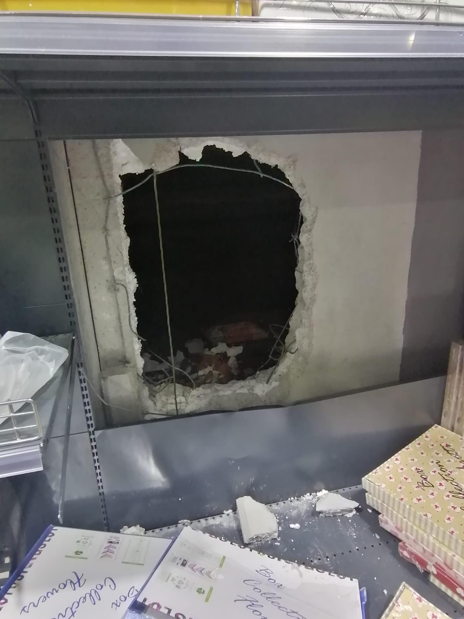 Livorno, rompono il muro col piccone ed entrano nel negozio per rubare 