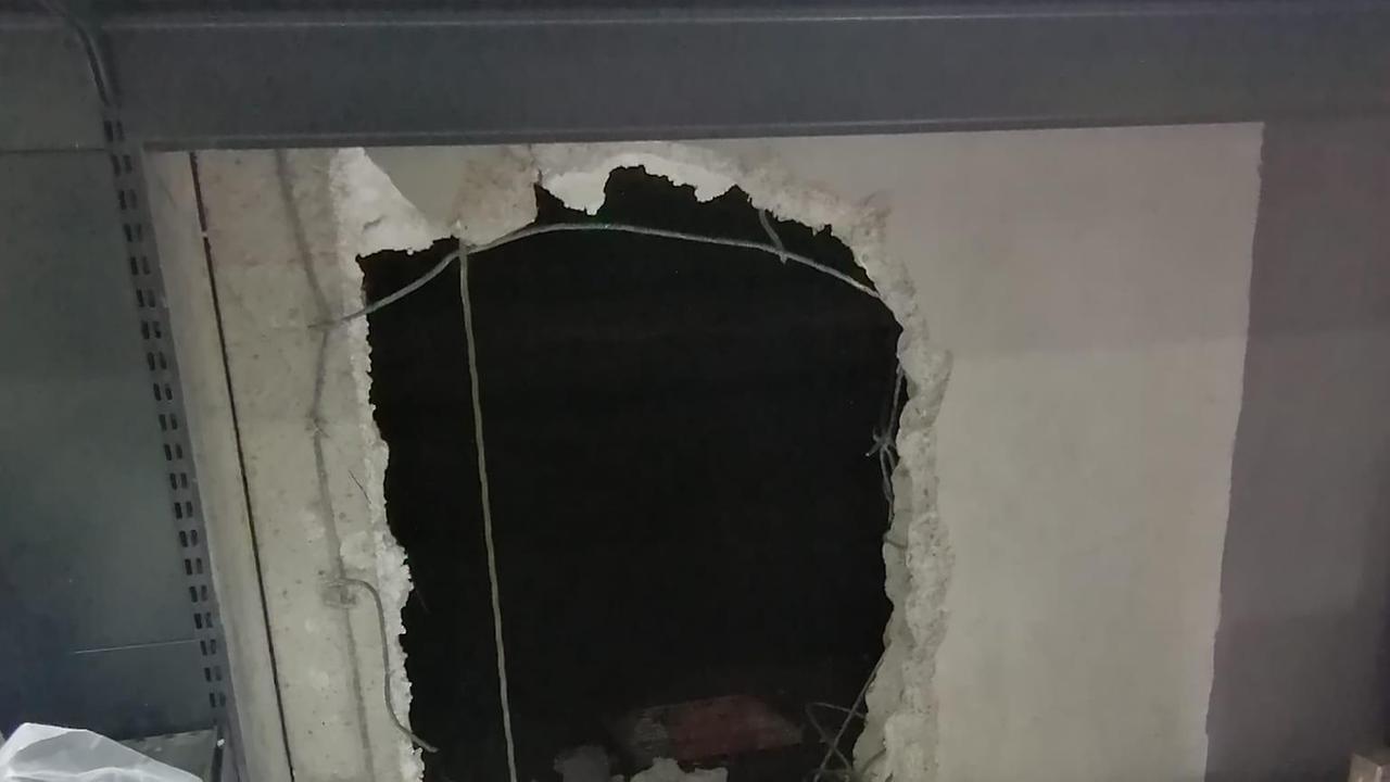 Livorno, rompono il muro col piccone ed entrano nel negozio per rubare