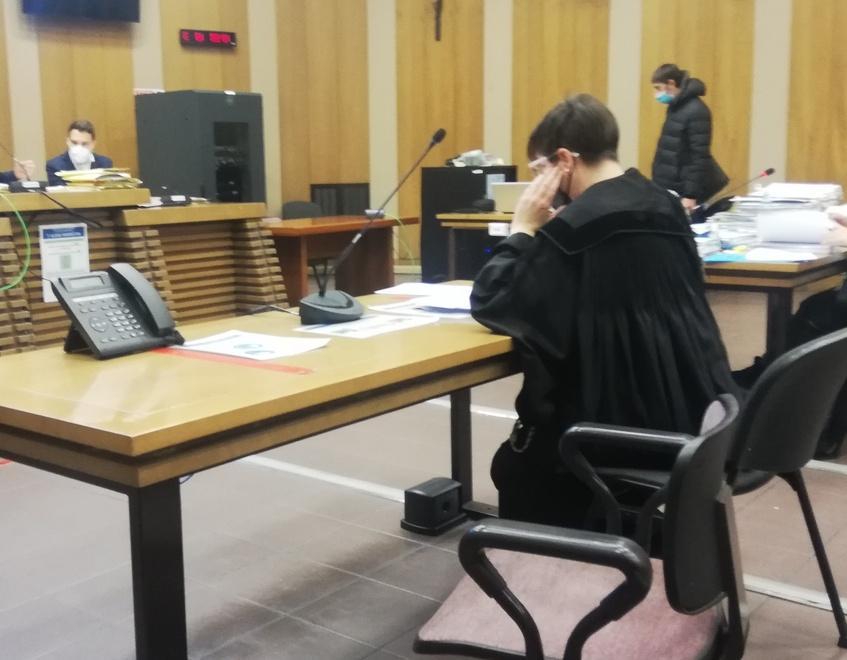 Sfascia l’abitazione e oppone resistenza ai poliziotti chiamati dai vicini di casa 