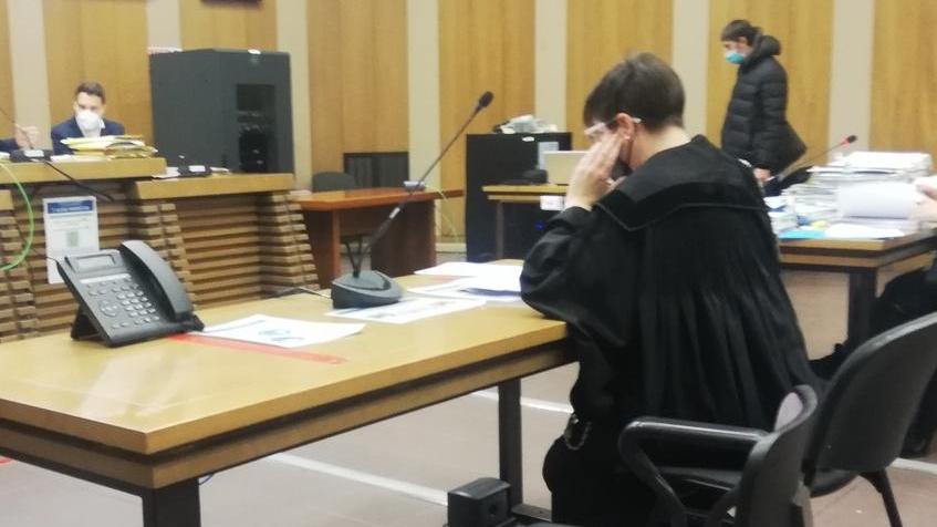 Sfascia l’abitazione e oppone resistenza ai poliziotti chiamati dai vicini di casa