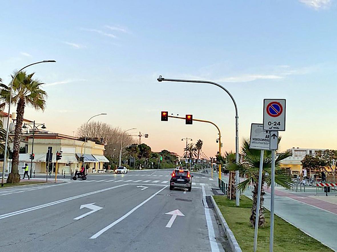 Il semaforo sul viale a mare a Forte dei Marmi
