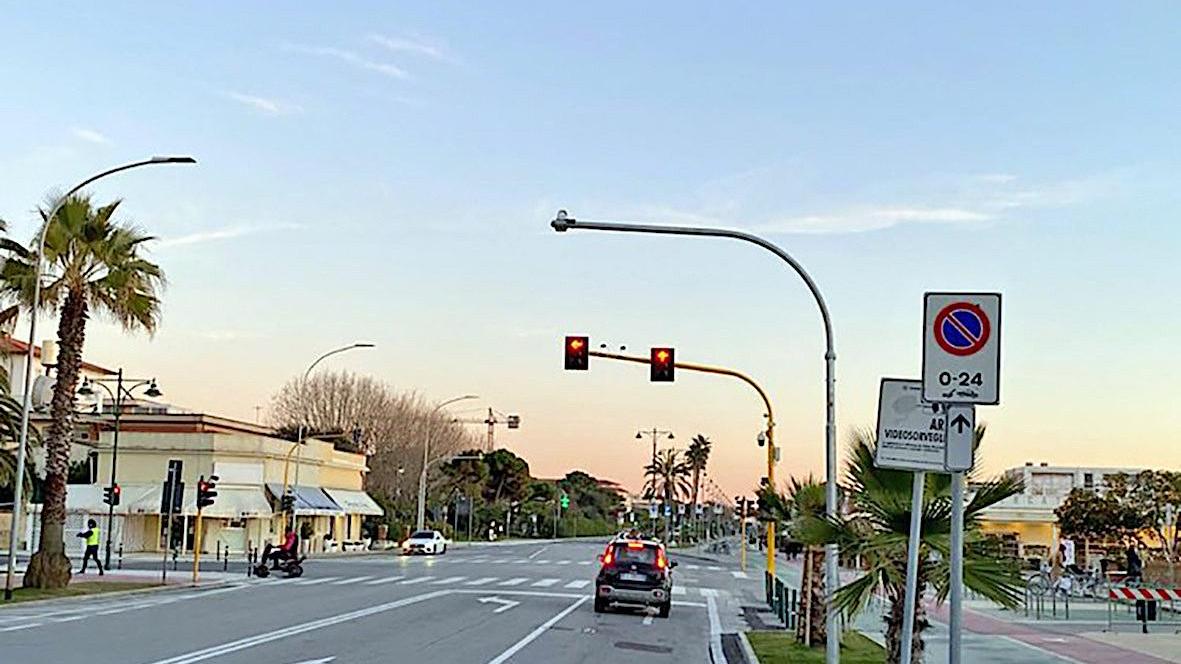 Il semaforo sul viale a mare a Forte dei Marmi