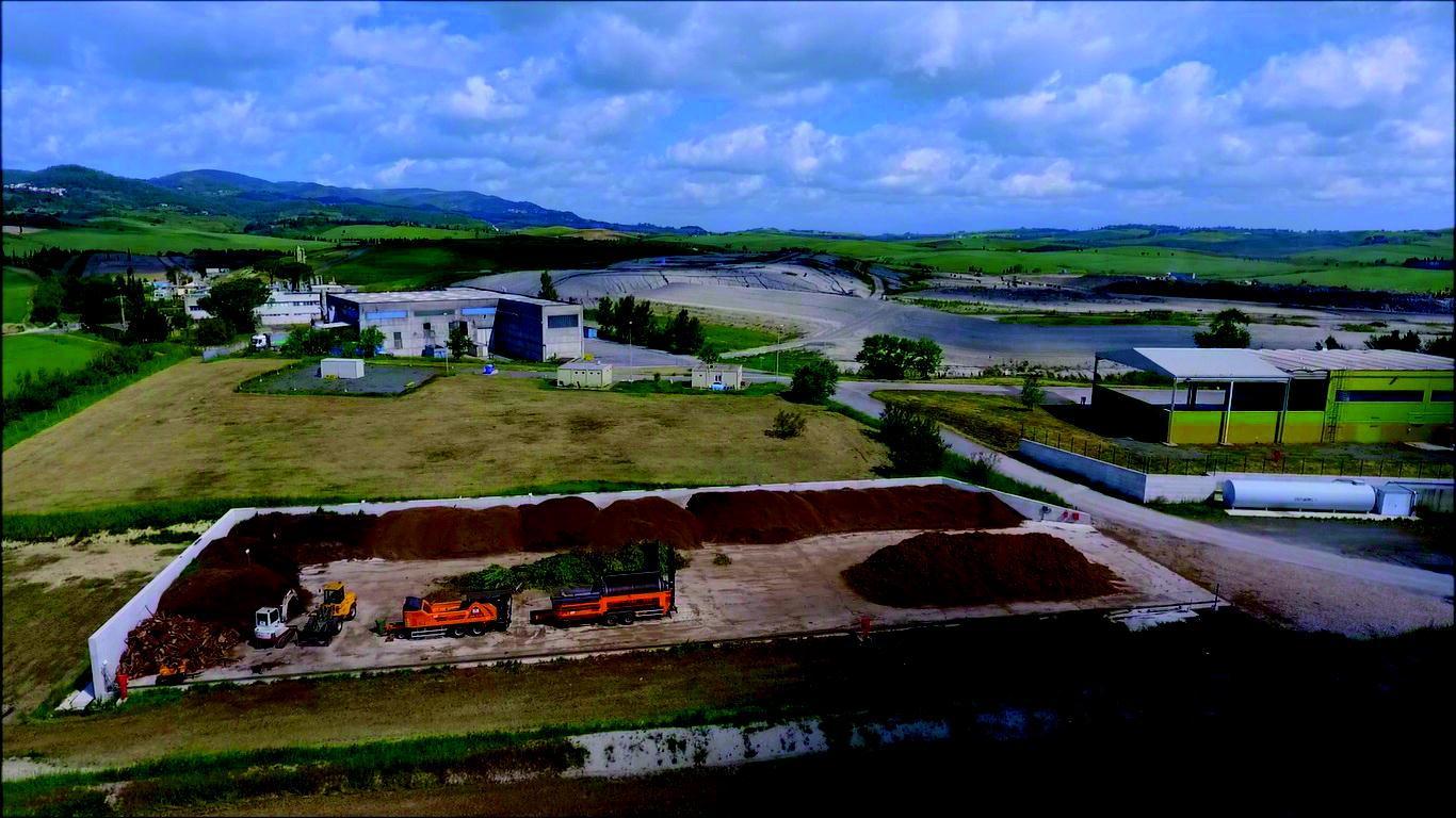 Una recente immagine della discarica di Scapigliato sempre più polo industriale del trattamento dei rifiuti