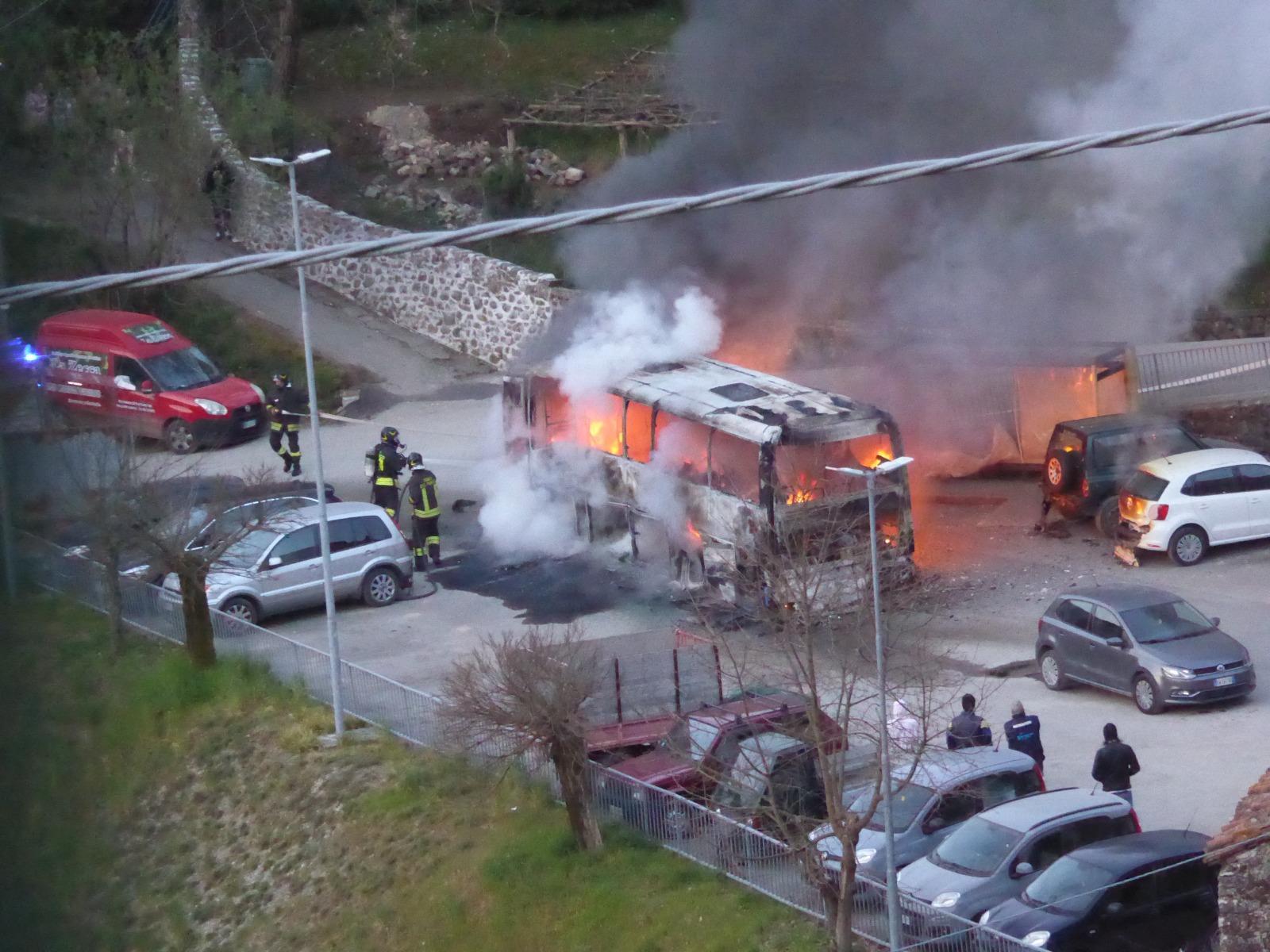 L’incendio dell’autobus è partito dalla trasmissione 