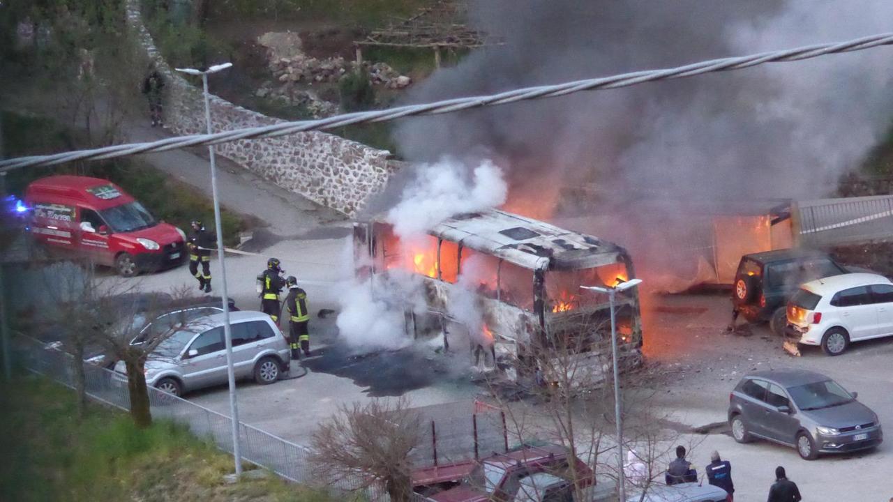 L’incendio dell’autobus è partito dalla trasmissione
