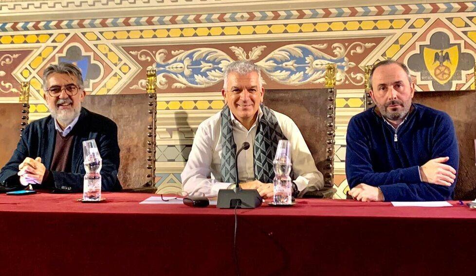 Da sinistra Paolo Verri manager degli eventi, il sindaco Giacomo Santi e l’assessore alle Culture Dario Danti