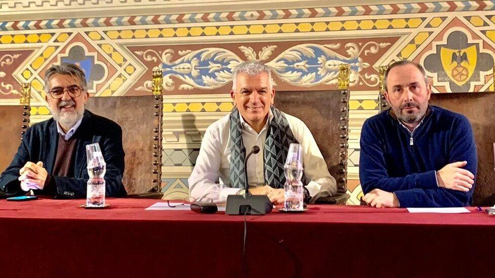 Da sinistra Paolo Verri manager degli eventi, il sindaco Giacomo Santi e l’assessore alle Culture Dario Danti