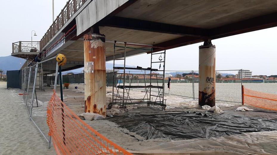 «Il pontile di Tonfano sta bene: nessun problema di sicurezza». E in estate resterà aperto