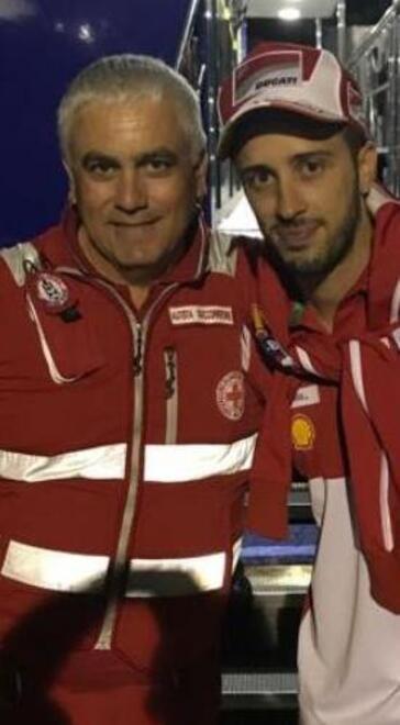 Il volontario correggese Domenico Paludi insieme al pilota Dovizioso