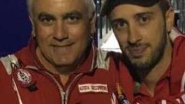 Il volontario correggese Domenico Paludi insieme al pilota Dovizioso