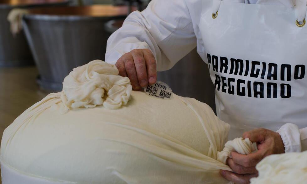Lanciata una nuova etichetta digitale per la tutela del Parmigiano Reggiano 