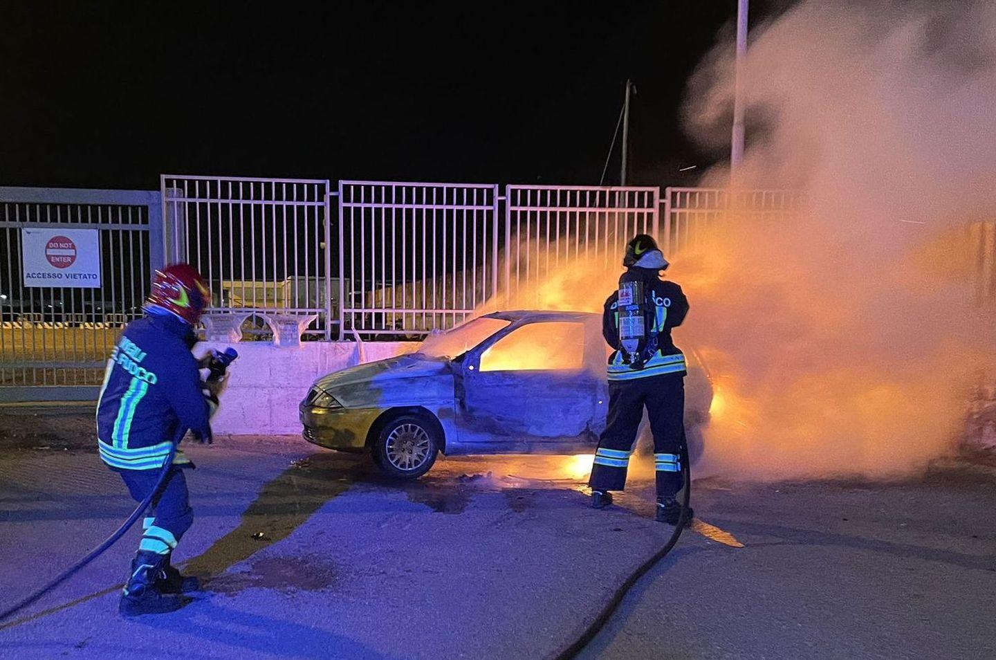 Olbia, a fuoco un’auto al porto: era la casa di un clochard 