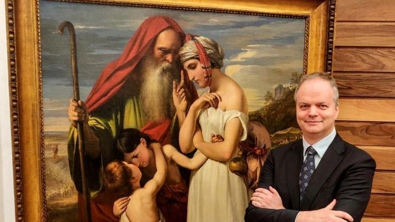 Eike Schmidt e una delle opere di Giuseppe Bezzuoli in mostra a Palazzo Pitti a Firenze