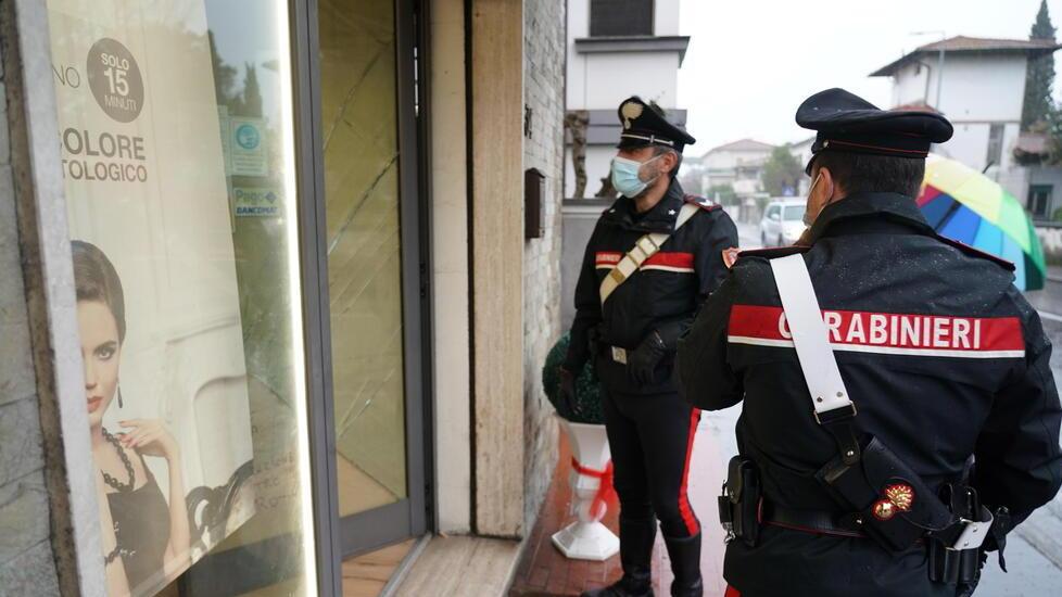 Pontedera, i carabinieri fermano la notte di razzie: arrestata una giovane ladra in azione