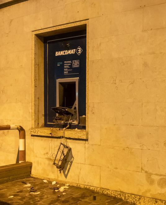 Assalto al bancomat Bper: quattro banditi in fuga 