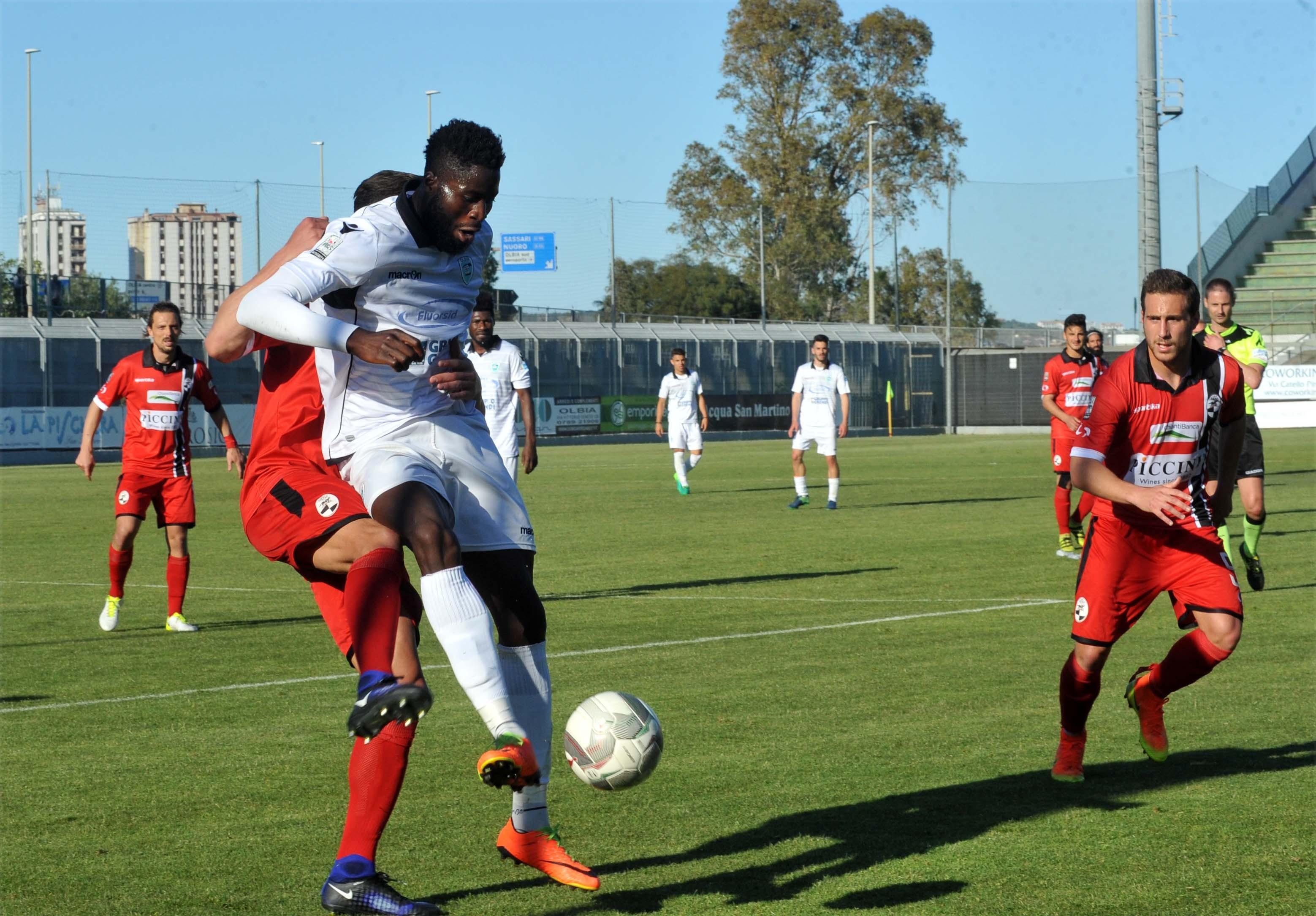 Un momento della partita Olbia-Siena