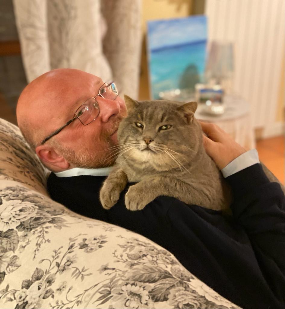 Meucci con uno dei suoi gatti, Velluto. La coppia ne aveva altre tre: Piccolina, Micia e Carlotta