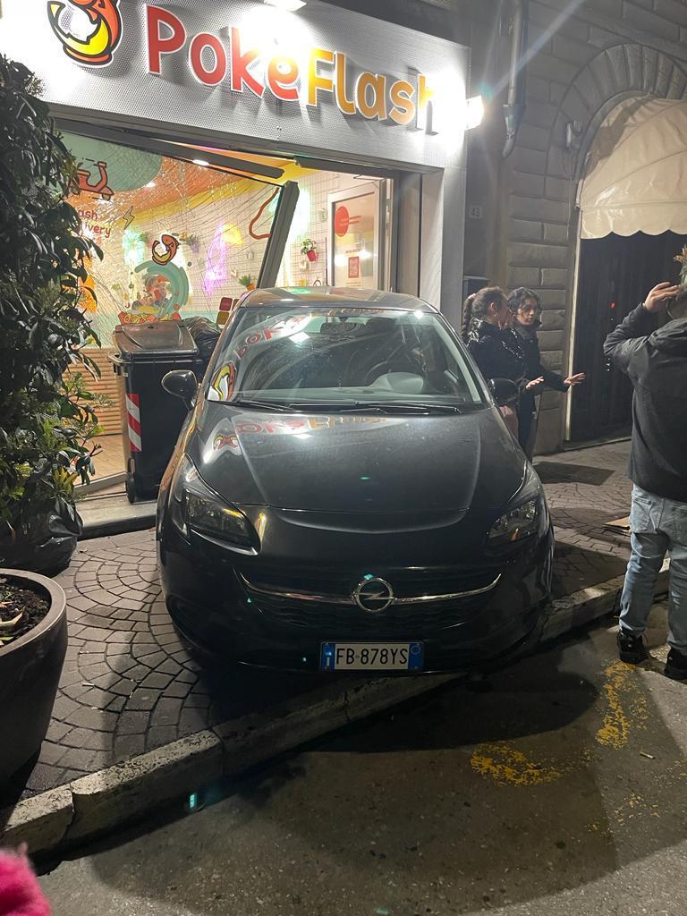 L'auto finita dentro al ristorante in piazza Martiri della Libertà, a Pontedera