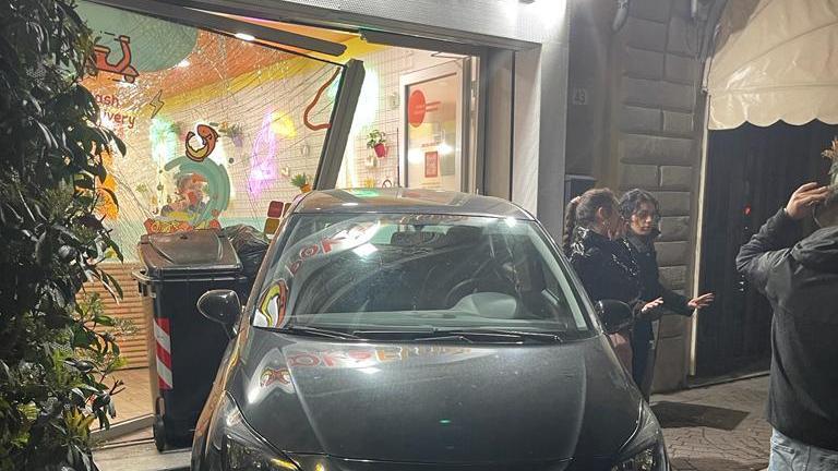 L'auto finita dentro al ristorante in piazza Martiri della Libertà, a Pontedera