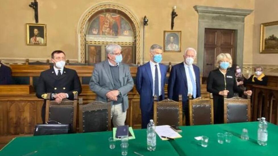 I rappresentanti delle istituzioni al tavolo sul rigassificatore di ieri in sala consiliare