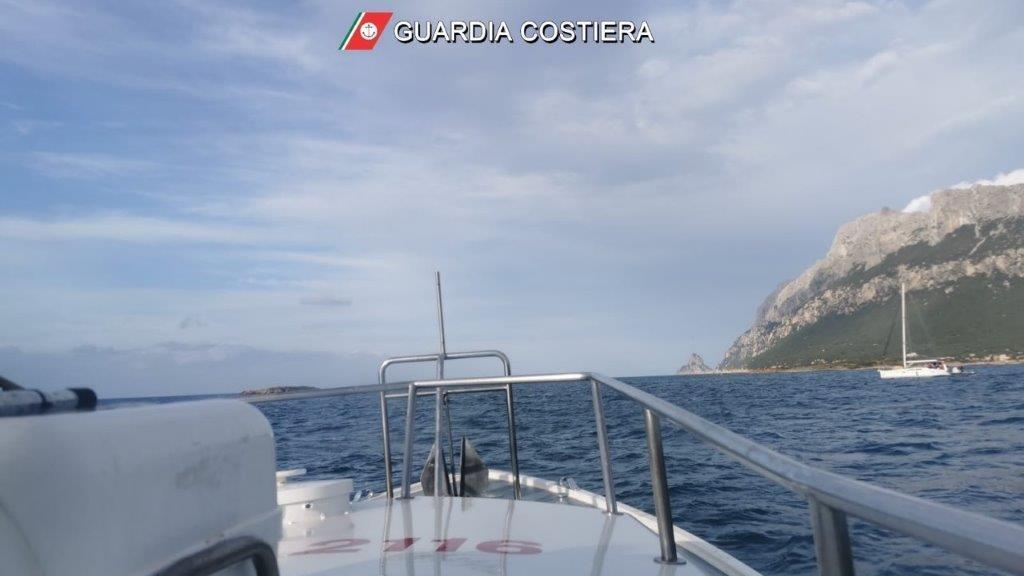 Tavolara, barca a vela con 5 persone a bordo si incaglia nell'area marina protetta