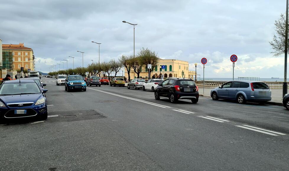 Una delle zone dove sarà realizzato uno dei nuovi cinque attraversamenti pedonali rialzati tra la yogurteria e la Terrazza Mascagni (FOTO STEFANINI/SILVI)
