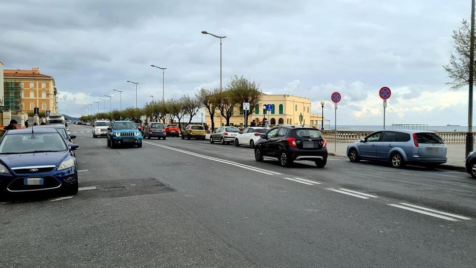 Una delle zone dove sarà realizzato uno dei nuovi cinque attraversamenti pedonali rialzati tra la yogurteria e la Terrazza Mascagni (FOTO STEFANINI/SILVI)
