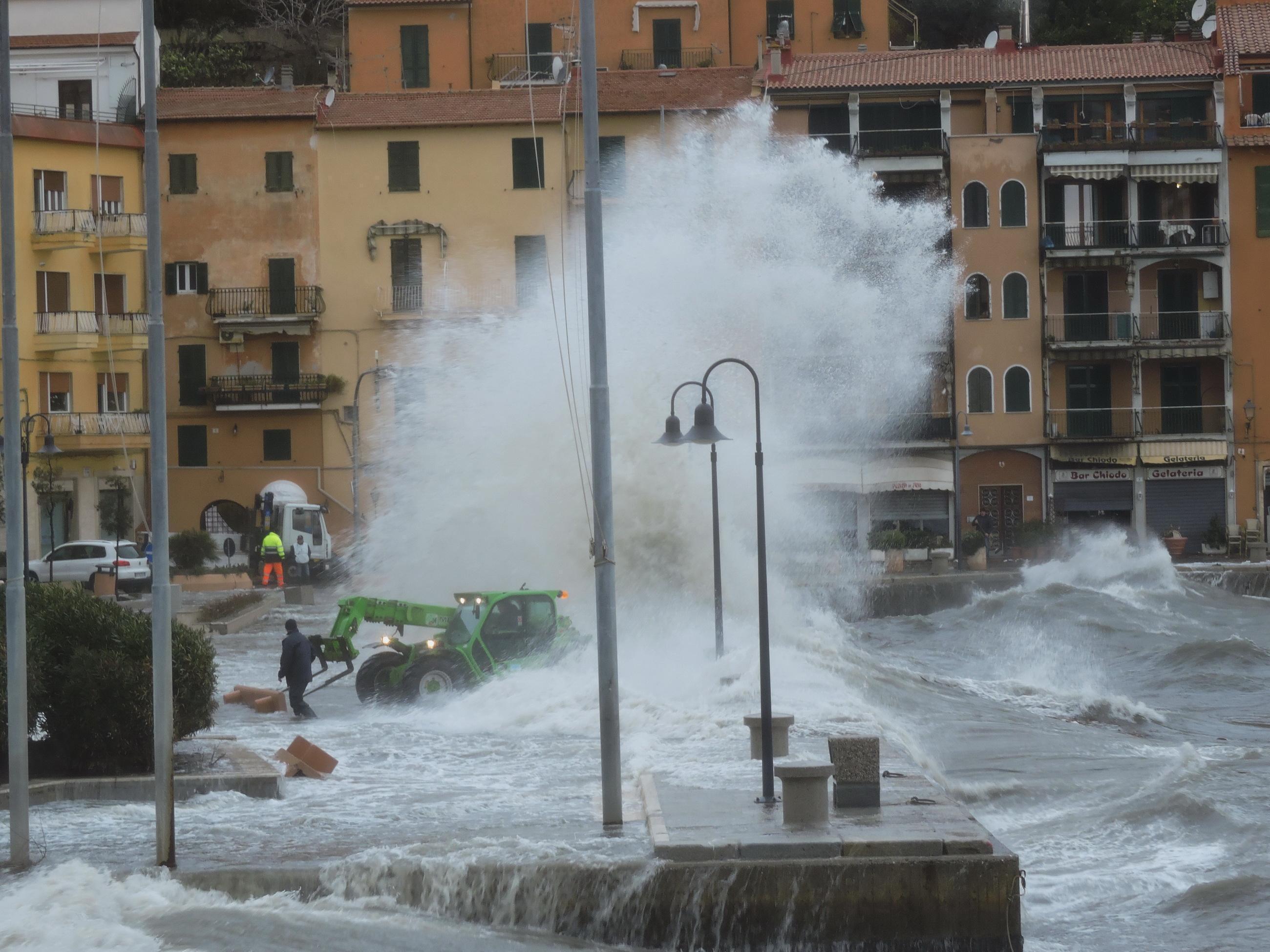 Una mareggiata a Porto Santo Stefano (foto d'archivio, Enzo Russo)
