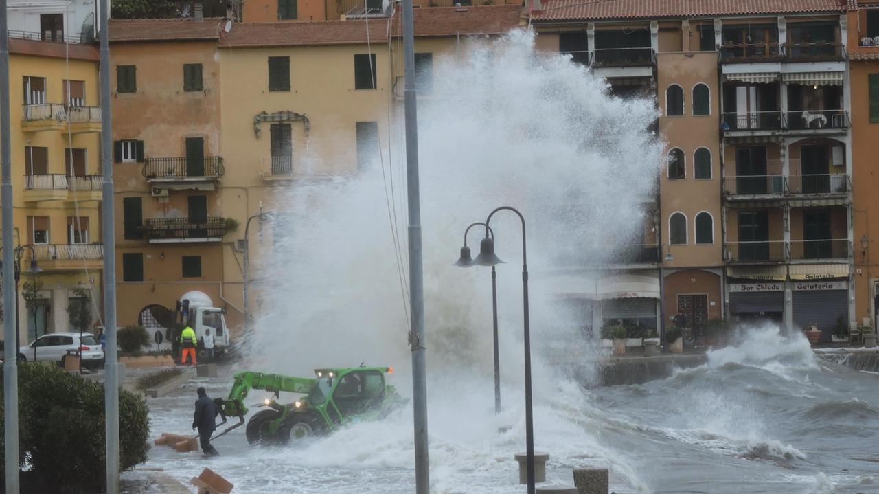Una mareggiata a Porto Santo Stefano (foto d'archivio, Enzo Russo)