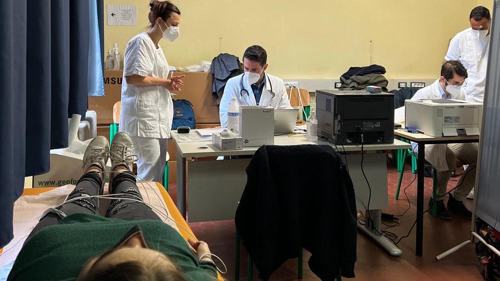 Un momento delle operazioni di screening all’istituto Da Vinci-Fascetti
