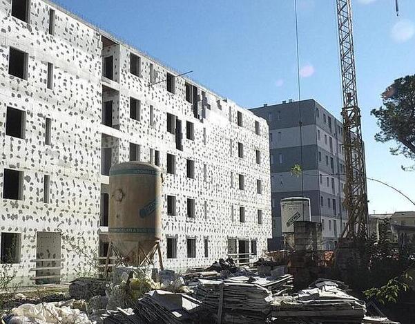 I cantieri fermi per la costruzione delle nuove case popolari