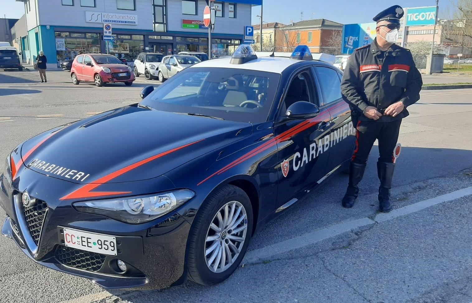 Sente rumori strani fuori dalla porta, chiama i carabinieri a fa arrestare tre ladri