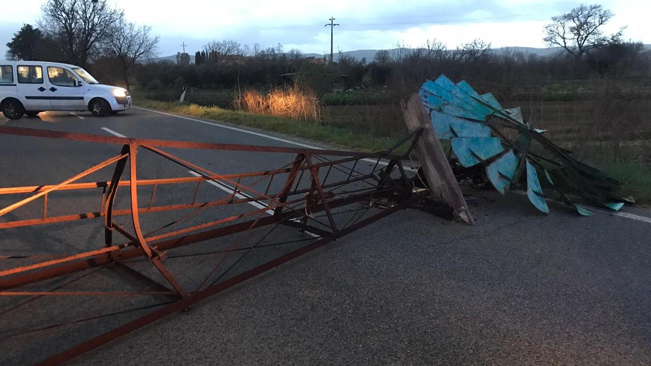 La pompa eolica crollata in strada (foto dalla pagina Fb del Comune di Scarlino)
