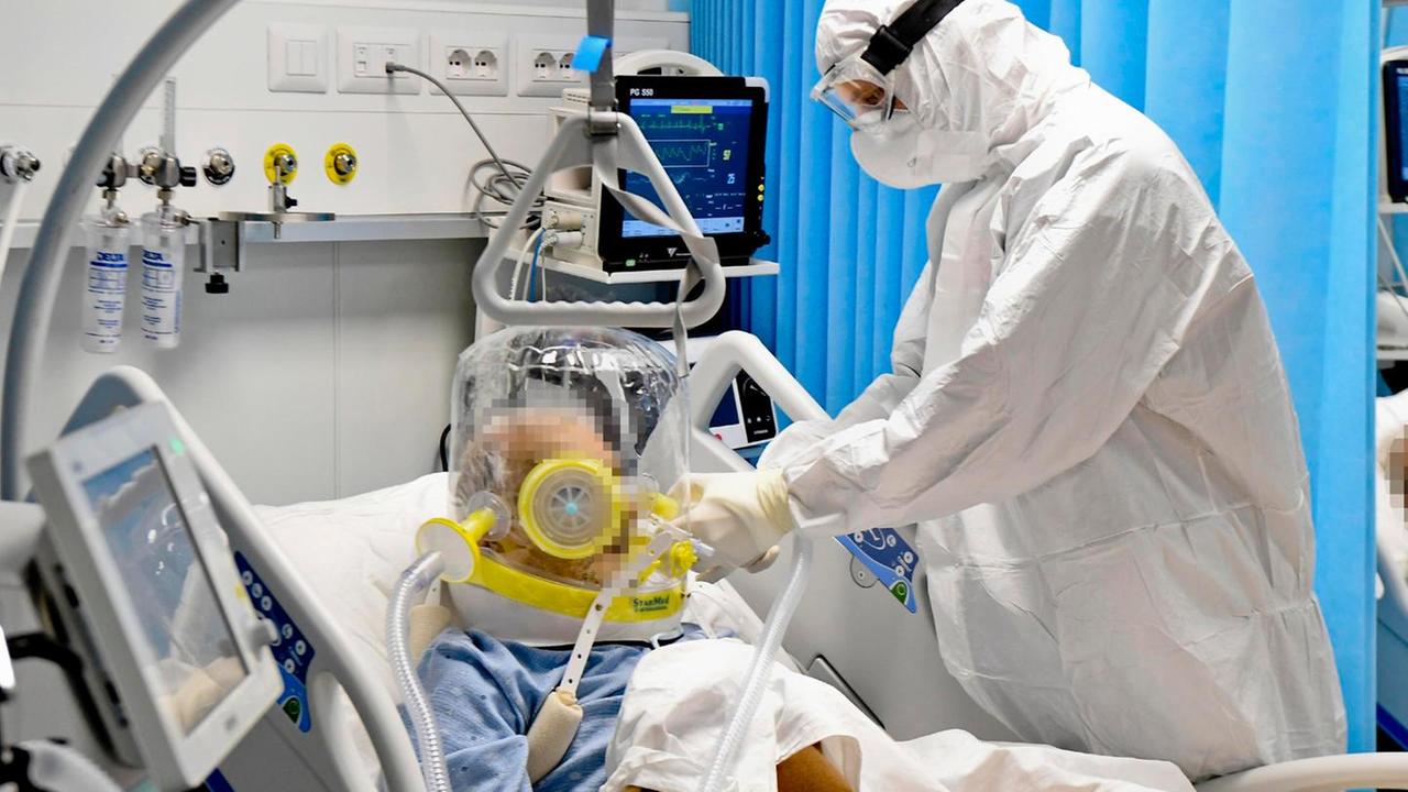 L'infettivologo: «Gli anziani in ospedale solo se proprio necessario»