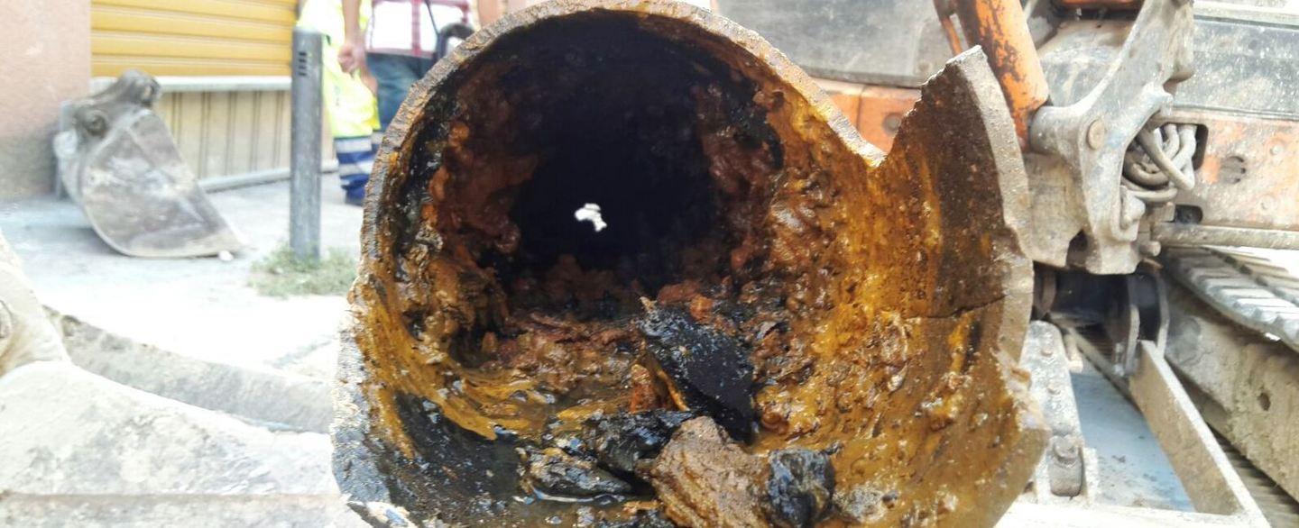 Tubi colabrodo a Sassari, persi 6 litri d'acqua su 10 