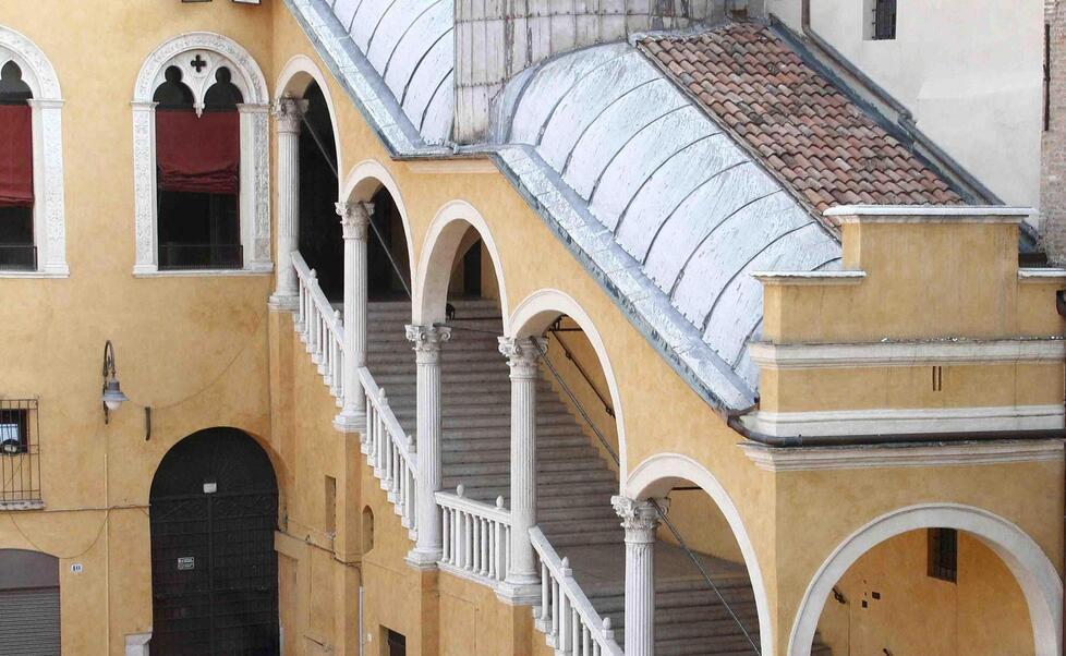 Ferrara. Licenziata “storica” dipendente comunale: «Era al mercato durante l’orario di lavoro» 