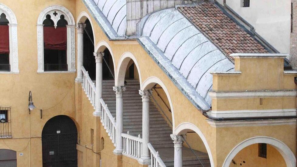 Ferrara. Licenziata “storica” dipendente comunale: «Era al mercato durante l’orario di lavoro»