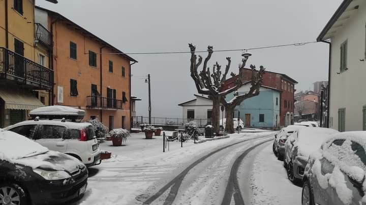 Dalla Lunigiana a Massa e Carrara: risveglio imbiancato nella provincia apuana