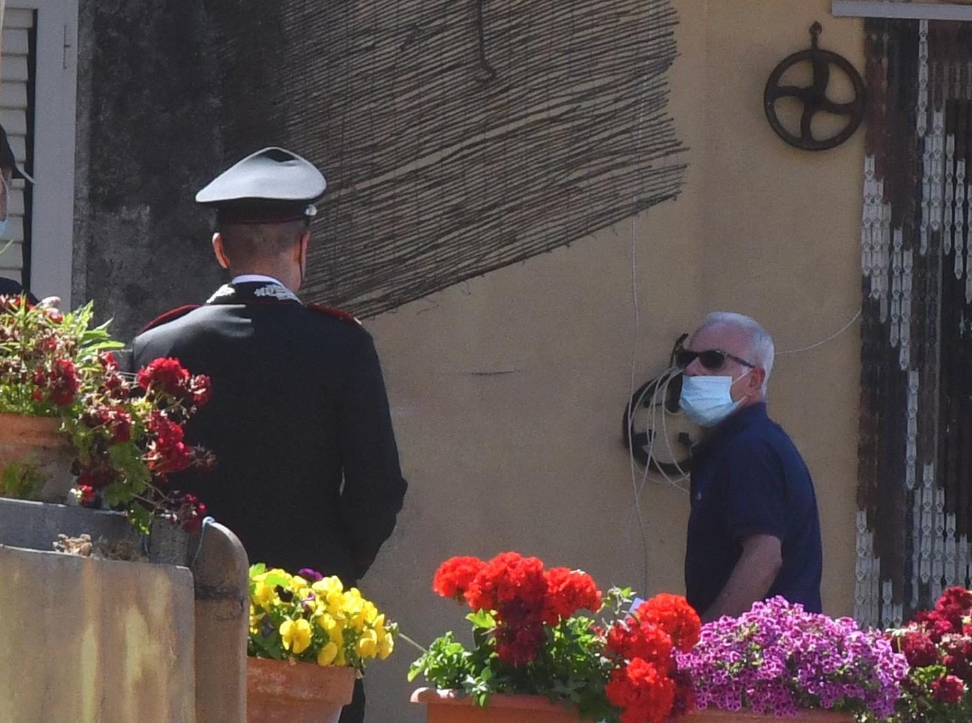 Antonino Demelas (nella foto con gli occhiali scuri) è finito in cella