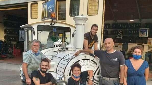 Piero Tonineli a sinistra con il suo gruppo di lavoro