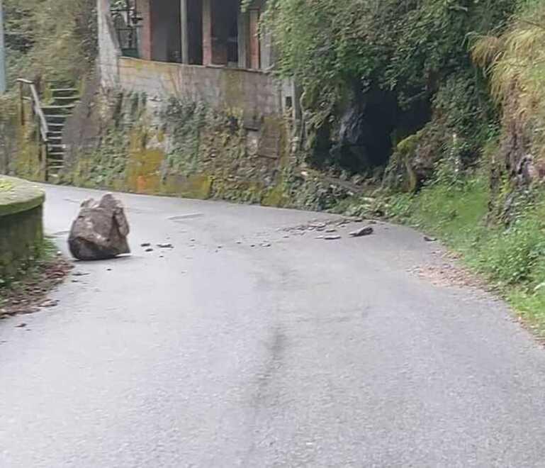 Cade un masso, sfiorata la tragedia a Forno 