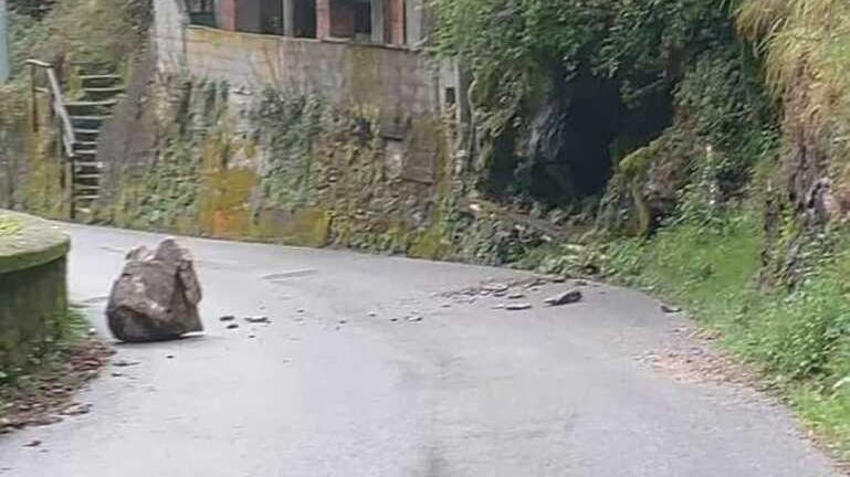 Cade un masso, sfiorata la tragedia a Forno