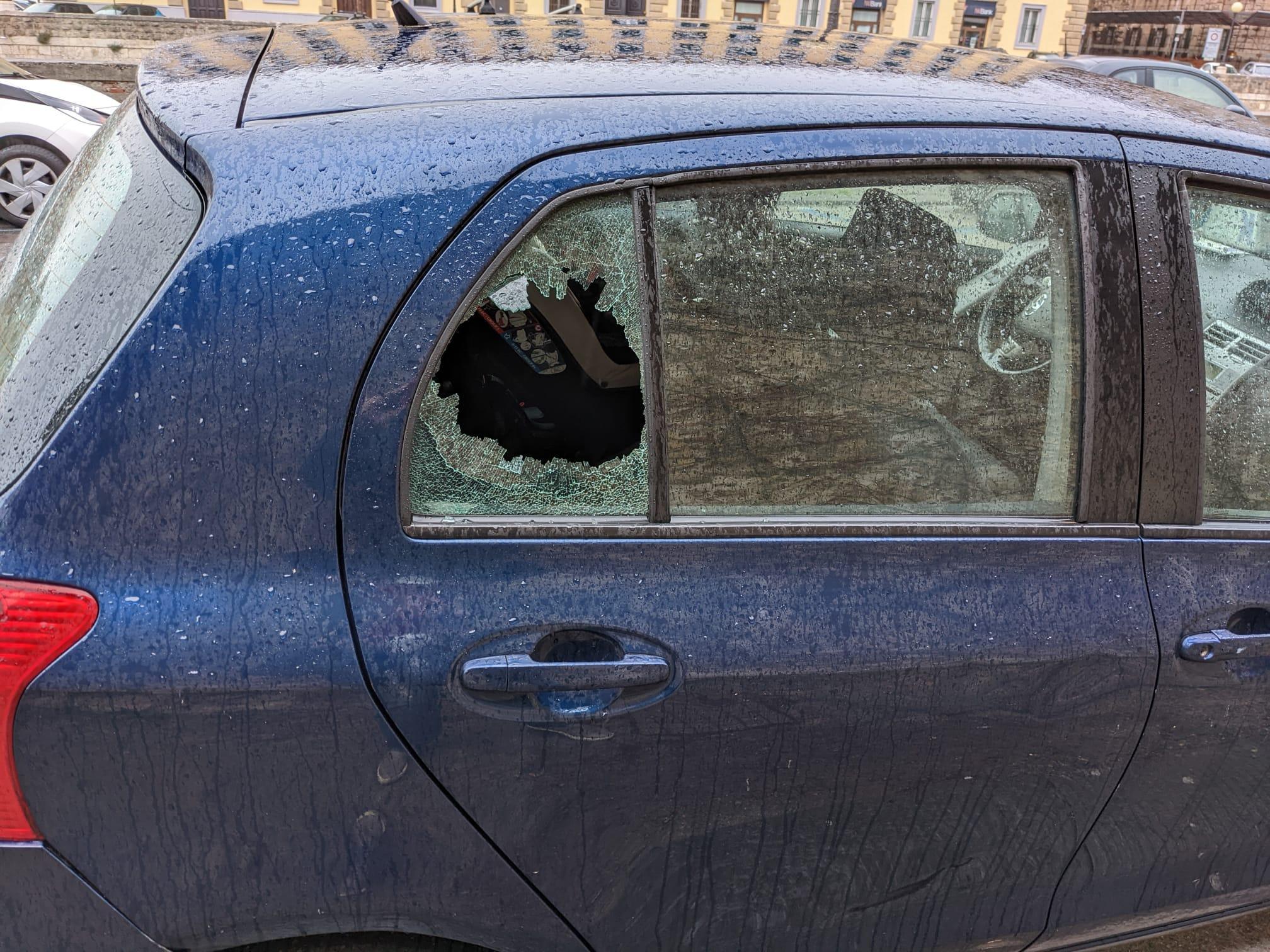 Un'auto danneggiata sugli scali Manzoni