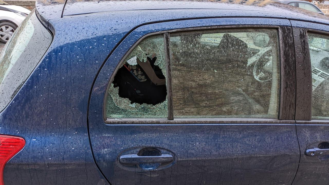 Un'auto danneggiata sugli scali Manzoni