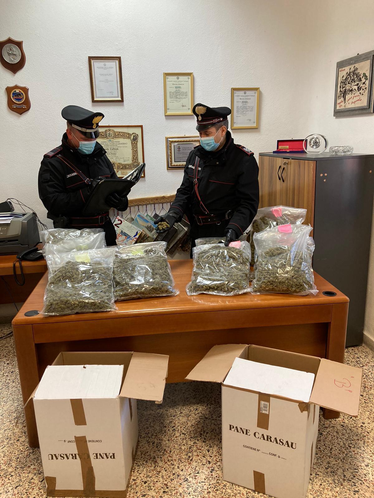 Padru, trasportava carasau ma in realtà era marjiuana: arrestato