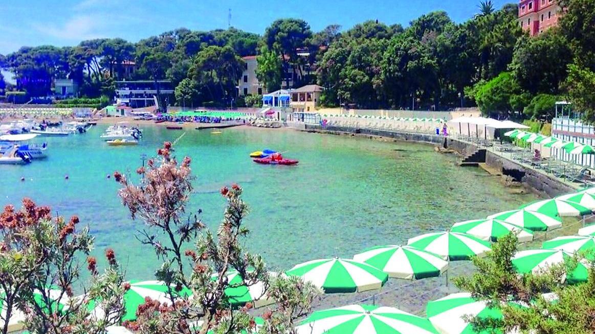 Balneari pronti al via ombrelloni da maggio