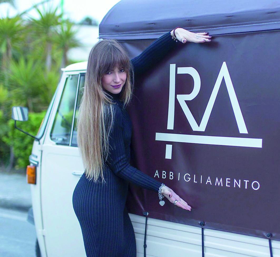 Rebecca Martinucci con l’Ape su cui commercializzerà il suo marchio