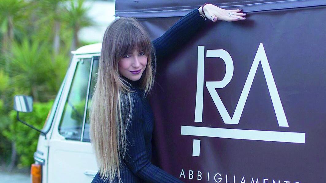 Rebecca Martinucci con l’Ape su cui commercializzerà il suo marchio